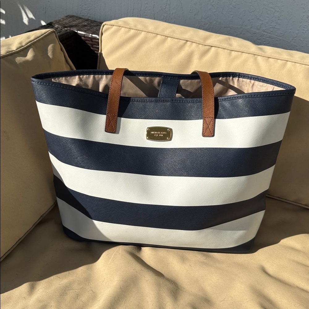 Michael Kors Jet Set Leather Tote - Picture 10 of 13